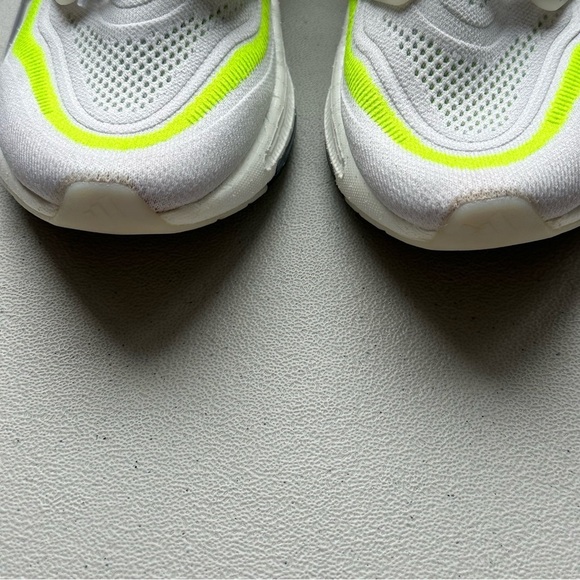 Adidas Ultraboost Light running shoes in white with lime green - Picture 3 of 5